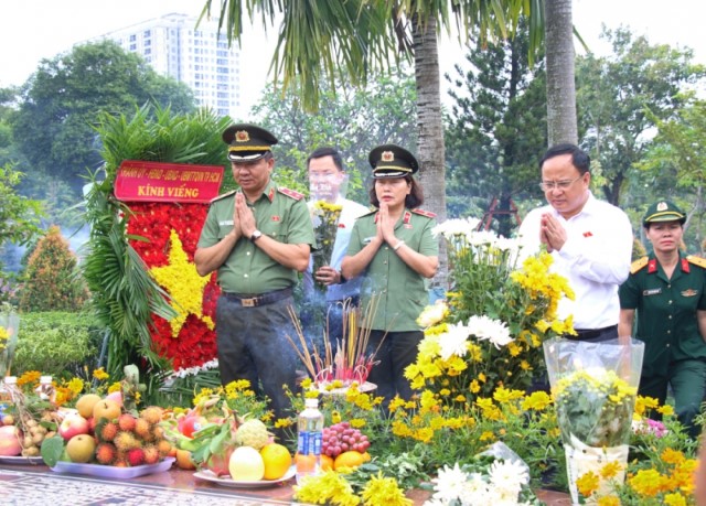 THƯỜNG TRỰC ỦY BAN QUỐC PHÒNG VÀ AN NINH DÂNG HƯƠNG TẠI NGHĨA TRANG LIỆT SĨ TP. HỒ CHÍ MINH